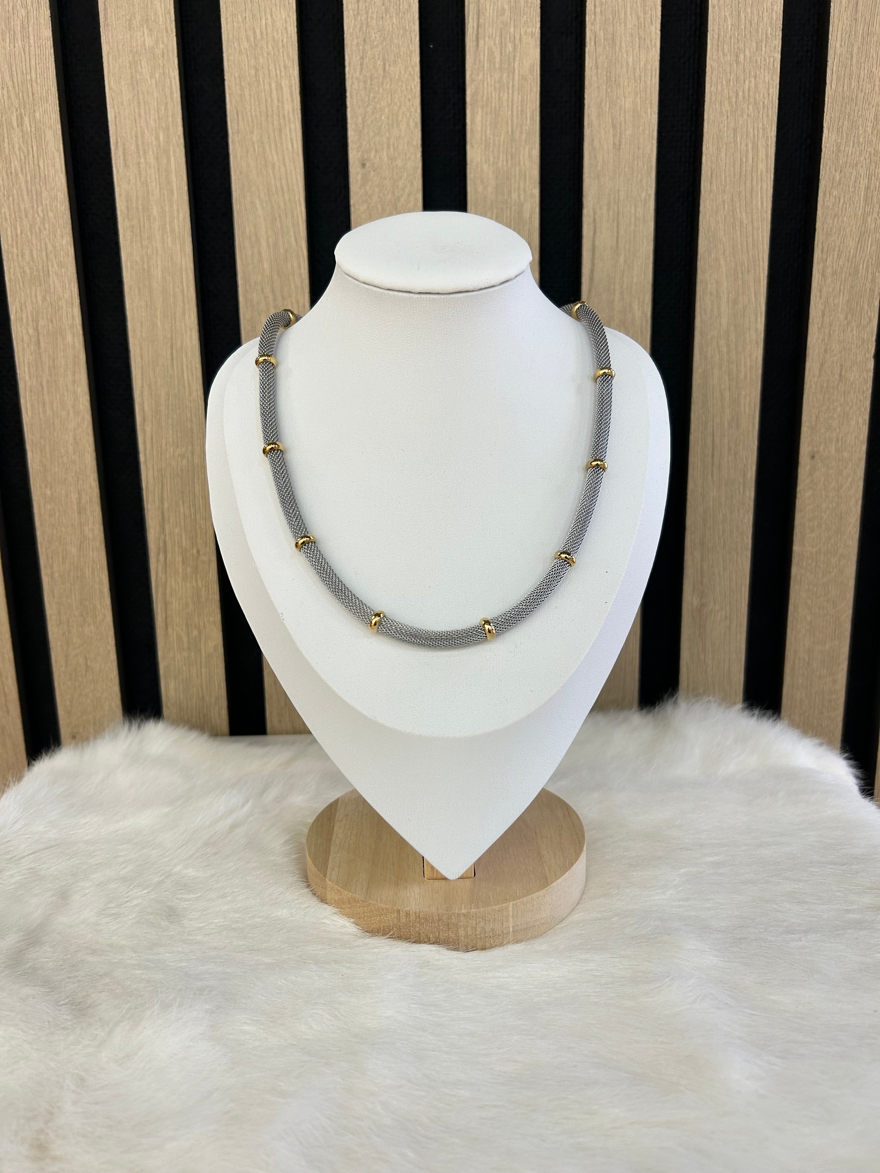 Gargantilla con tachas