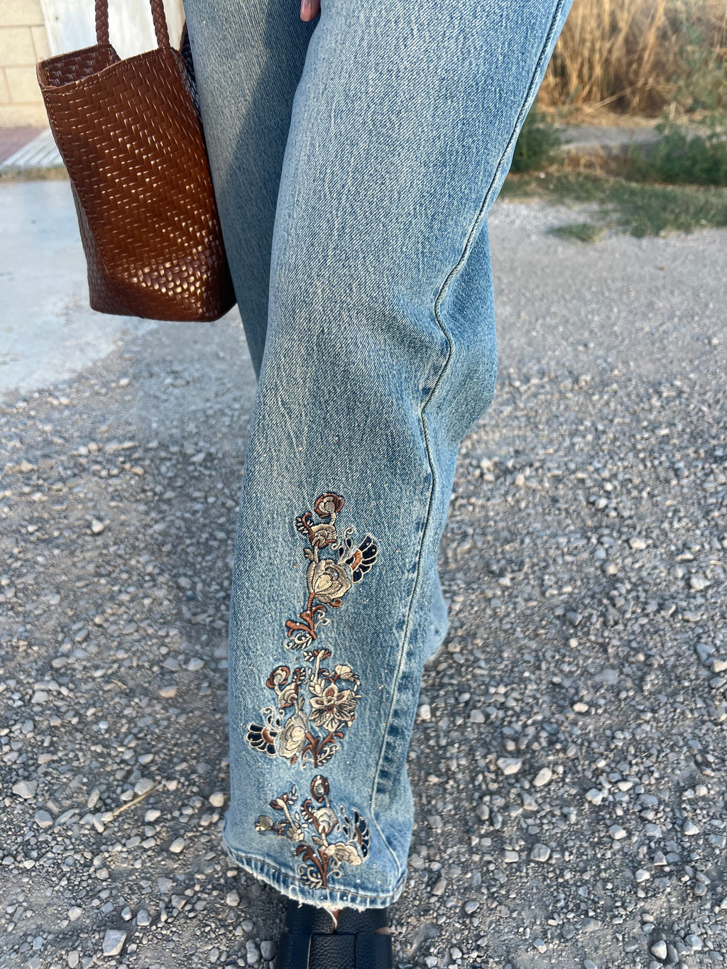 Pantalón bordado flor